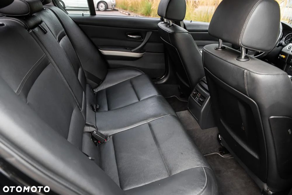BMW Seria 3 325d DPF Touring - 26