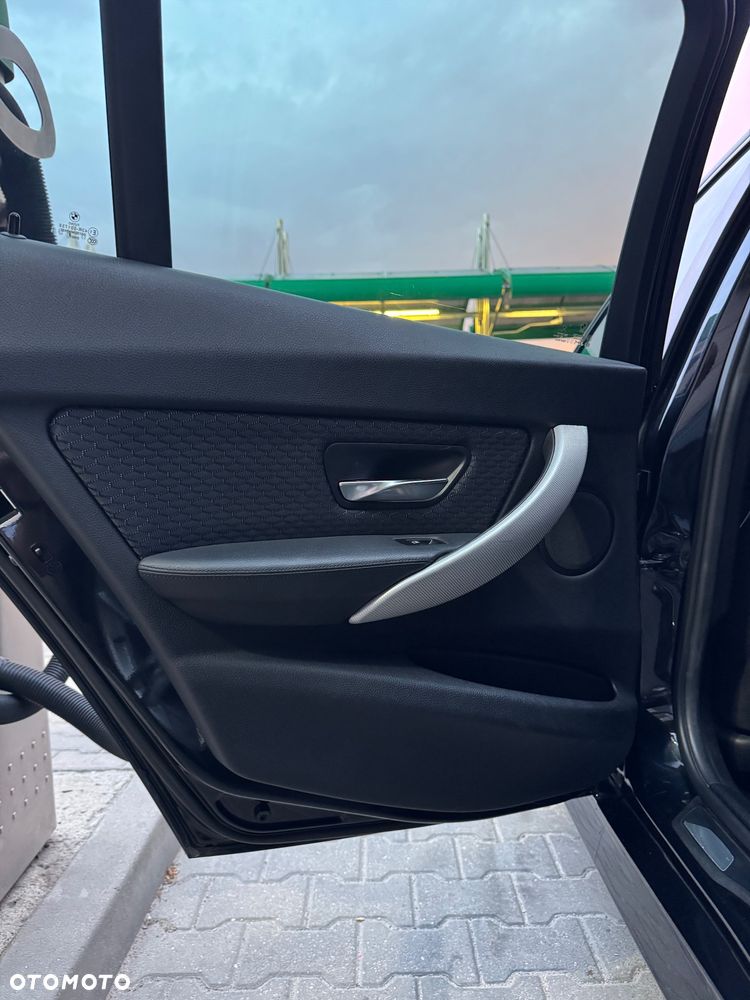 BMW Seria 3 318d - 19