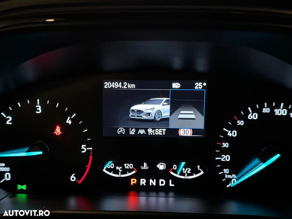 Ford Focus 1.5 EcoBlue 8AT ST-Line - 26