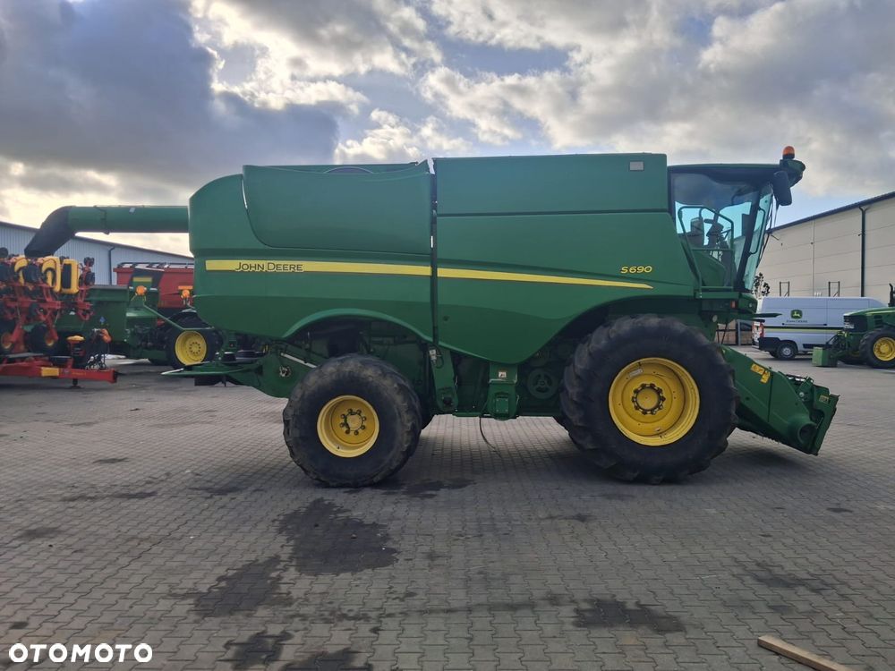 John Deere S690 - 5
