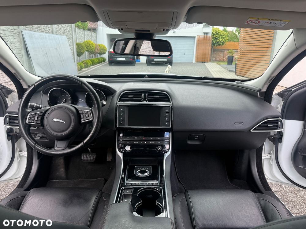 Jaguar XE 2.0 D Prestige - 12