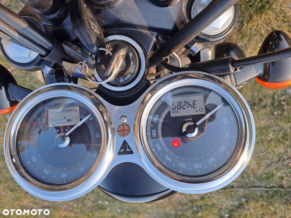 Triumph Bonneville - 12