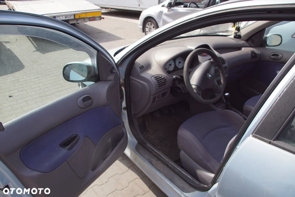Auto na części - Peugeot 206 1.1 60 KM HFX 20CP08 EYL 2002R Silnik Skrzynia Drzwi Błotnik Klapa Zderzak Lampa Lusterko Klamka Szyba Deska Kokpit Sterownik Moduł Czujnik Licznik Panel Kierownica - 10