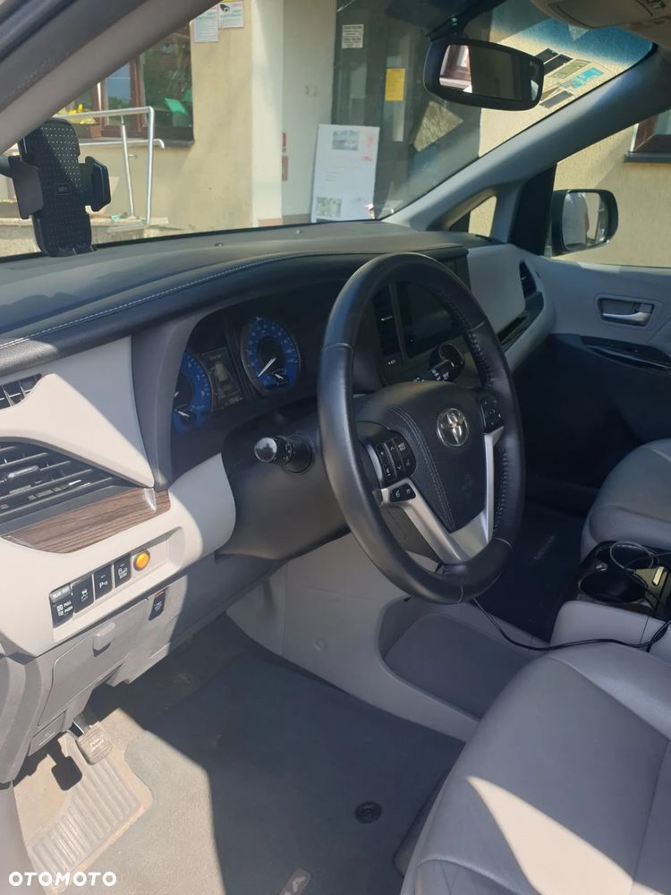 Toyota Sienna 3.5 V6 - 8