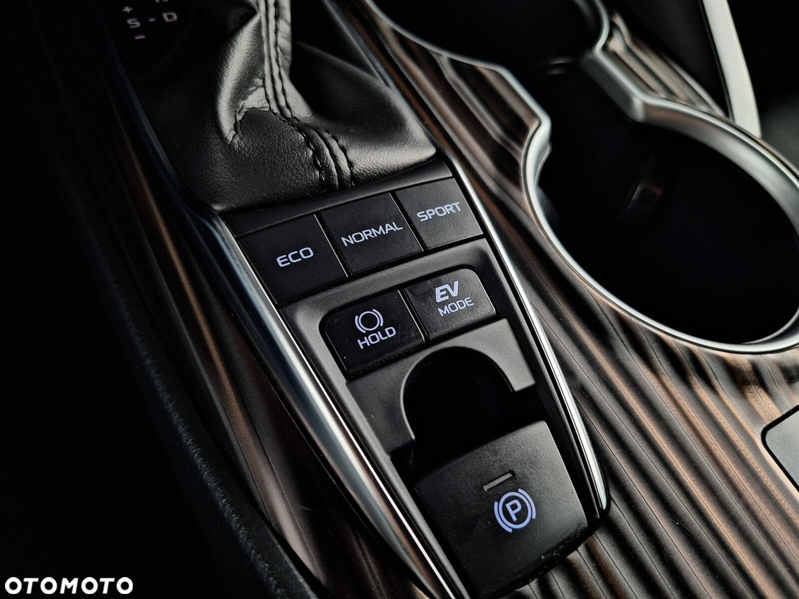 Toyota Camry 2.5 Hybrid Executive CVT - 26