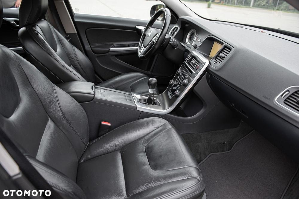 Volvo V60 D2 Summum - 30