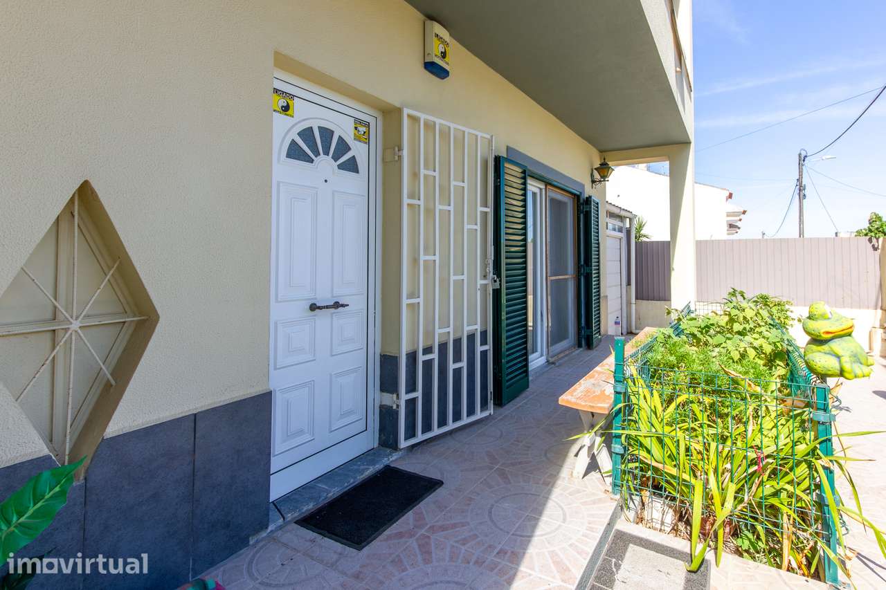 Moradia Bifamiliar com 2 Apartamentos T1 para Habitação e Rendimento - Grande imagem: 3/49