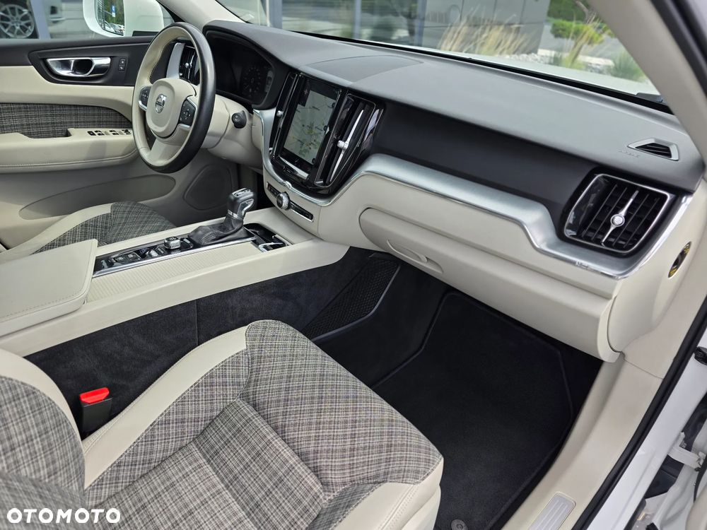 Volvo XC 60 T4 Momentum Pro - 36