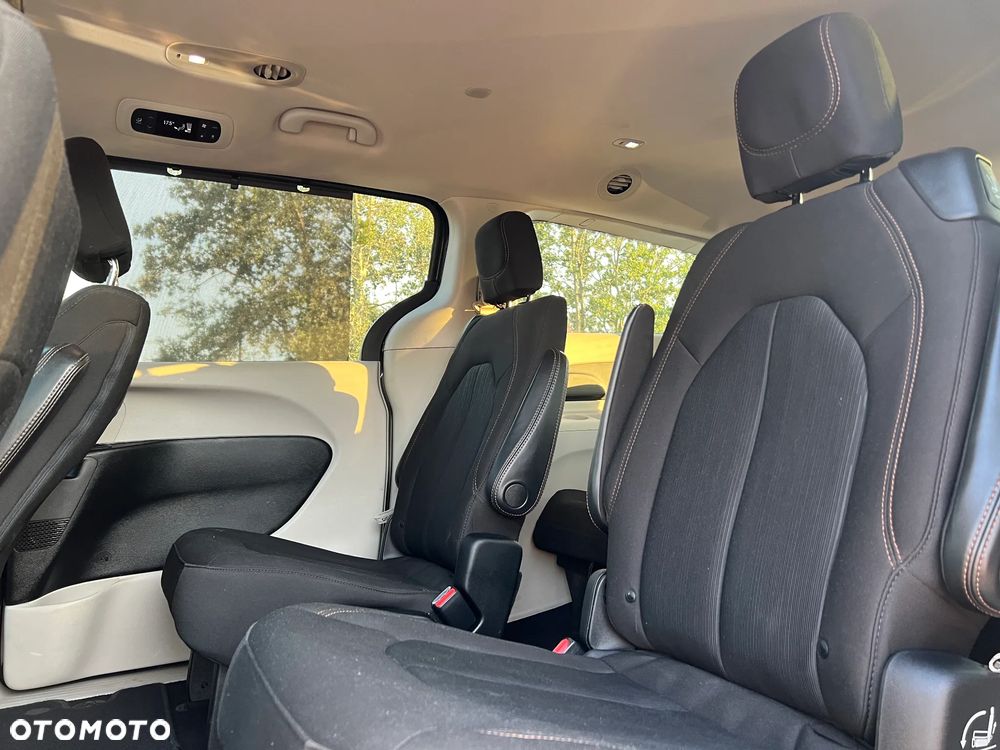 Chrysler Pacifica - 27
