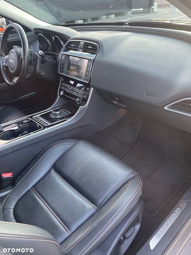 Jaguar XE 2.0 D Prestige - 21