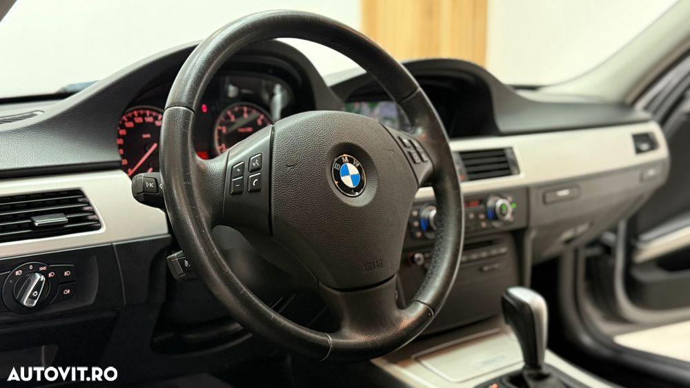 BMW Seria 3 320i Touring Aut. - 26