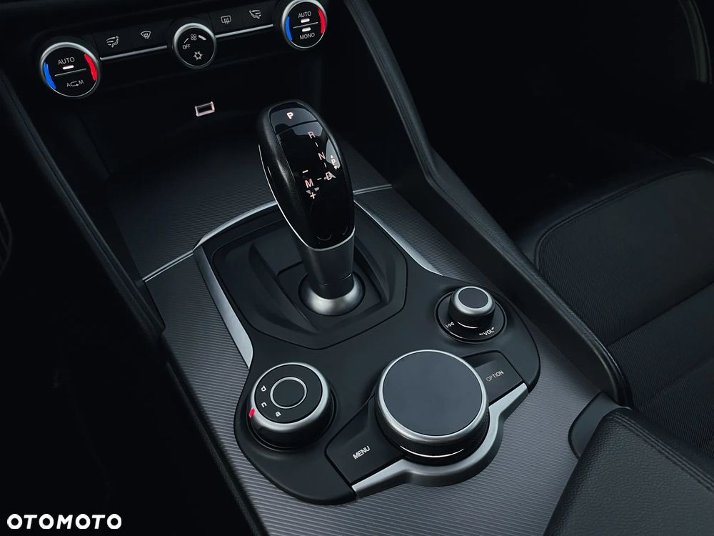 Alfa Romeo Giulia 2.2 AT8 Super - 16