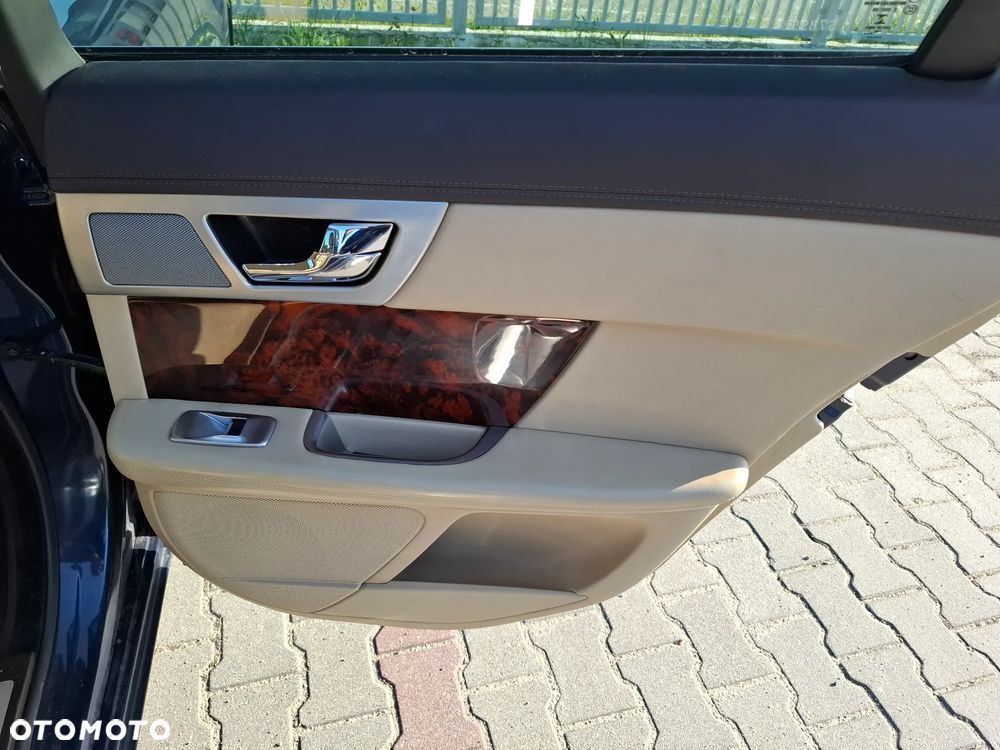 Jaguar XF 3.0 V6 D Premium Luxury - 22