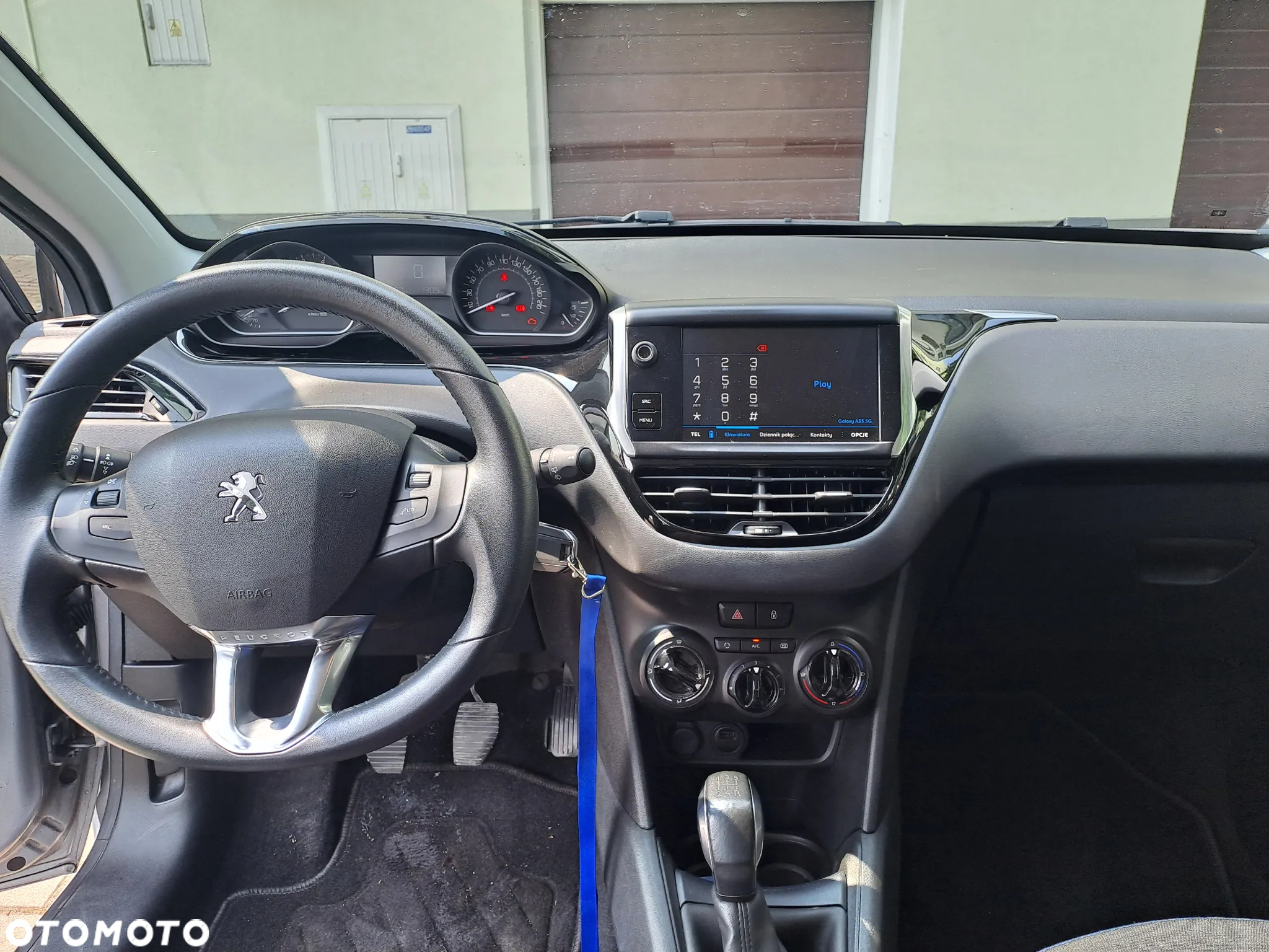 Peugeot 208 - 8