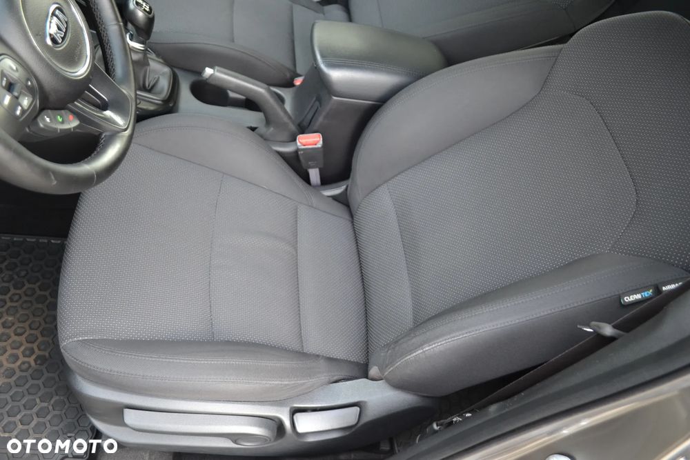 Kia Carens - 16