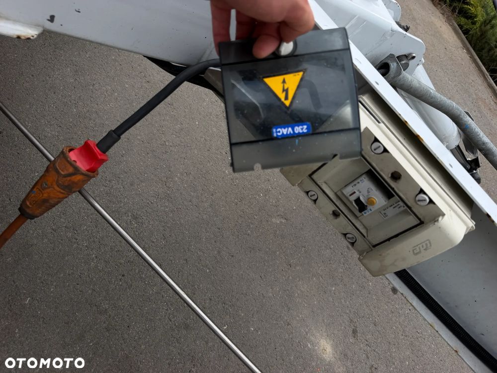 Nifty DINO 120T. Zwyżka koszowa 12 metrów wysuwana na raz. Podnośnik HDS. Napęd Hydrauliczny na dwa koła. Obraca się w koło 360. jak nówka z salonu. 2016 rok. 1220 mtg. Książka Serwisowa od nowości do wglądu. PRĄD 230v. 4 sekcje sterowania na dole. Nowy model! Z komuny Norweskiej. Używana była 1 raz do roku. Serwisowana w DEKRA do końca OKAZJA. Zwyżka Obrotowa. Poziomowanie kosza. Pełna Hydraulika. Sterowanie góra dół! Wysuwane ramie. Wieniec tryby zero zużycia! Ani deka luzów i wycieków. Mała lekka i zwinna zwyżka o potężnym zasięgu. OKAZJA TANIO. Do rejestracji. Import Norwegia! Posiadam 4 sztuki wszystkie jak nowe z salonu. Zapraszam do przetestowania. Nowy Sącz. woj. Małopolskie - 34