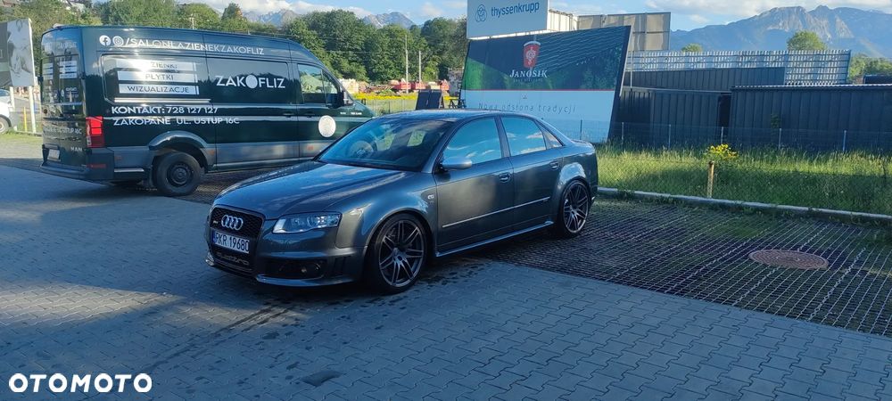 Audi RS4 Limousine - 1