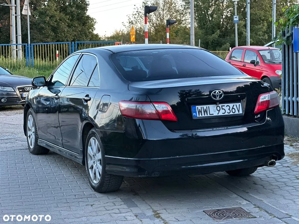 Toyota Camry 2.5 XLE - 6