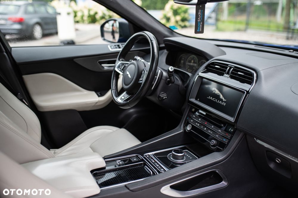 Jaguar F-Pace D300 AWD R-Dynamic HSE 90th Anniversary Edition - 33