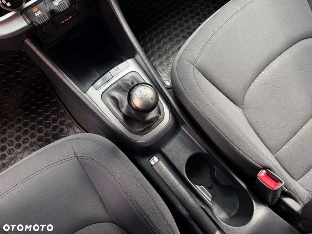 Kia Rio - 32