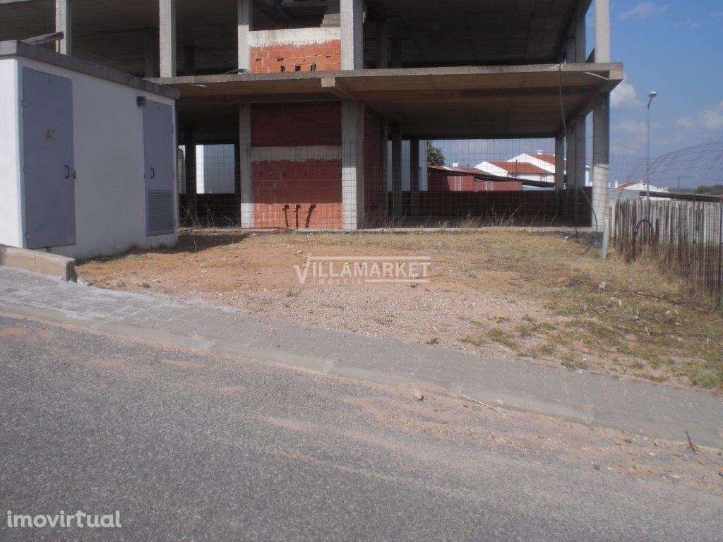 Lote de terreno urbano com 300 m2 e construção iniciada situado em Alv - Grande imagem: 3/6