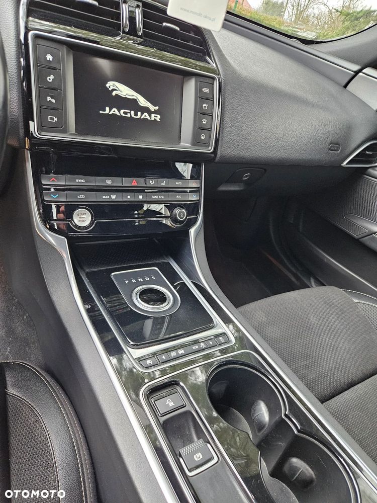 Jaguar XE 2.0 D R-Sport - 5