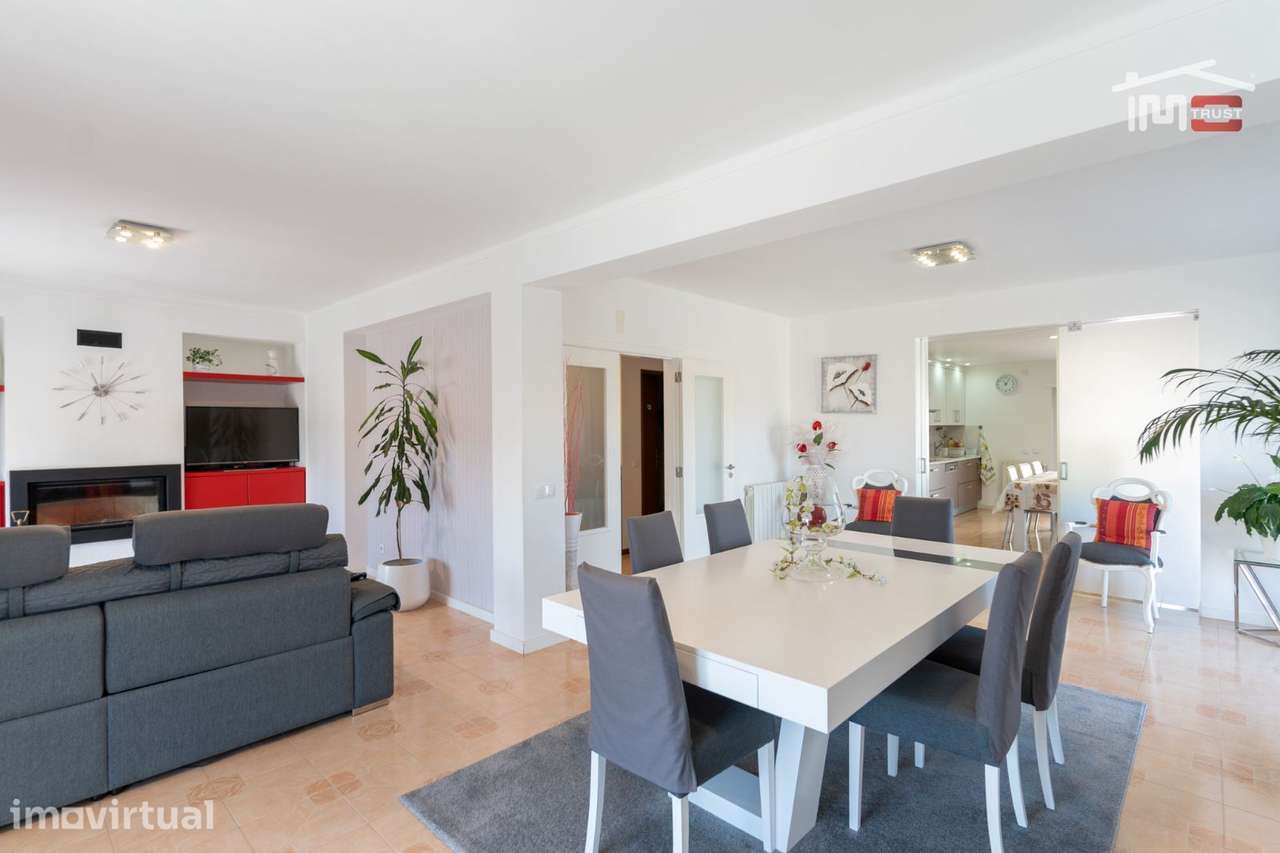 Prédio para habitação e serviços na Av. dos Pastorinhos, Fátima - Grande imagem: 3/40