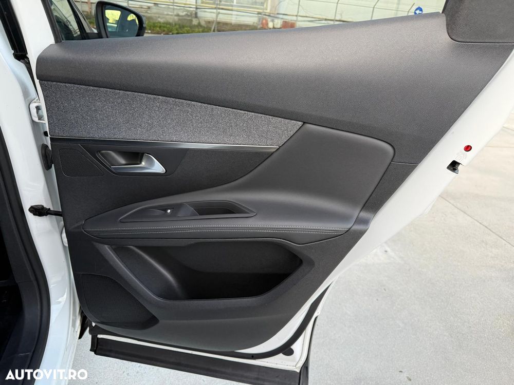 Peugeot 3008 1.2 PureTech Turbo S&S EAT8 Allure - 38