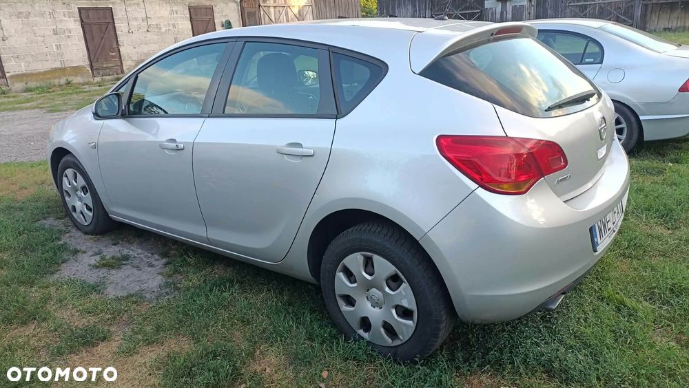 Opel Astra 2010 photo 2