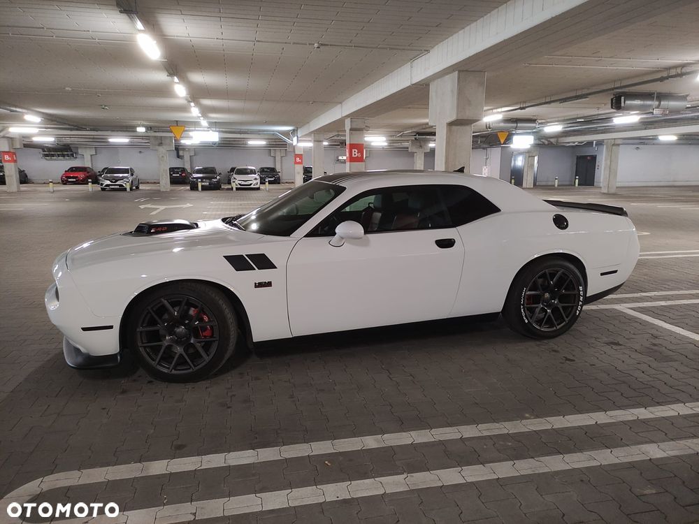 Dodge Challenger - 2