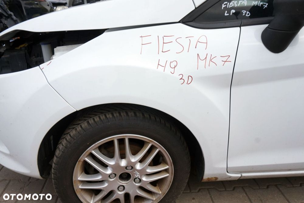 BŁOTNIK PRZEDNI LEWY FIESTA VI MK6 VII MK7 H9  BIAŁY FORD 2008-2017 - 1
