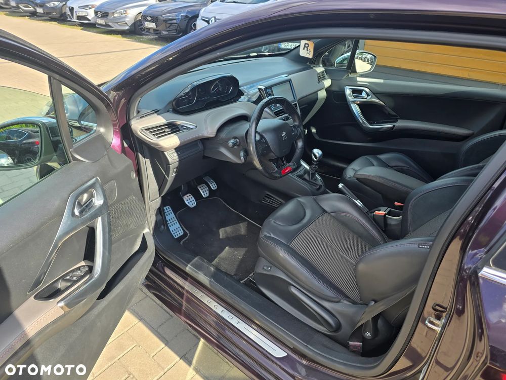 Peugeot 208 - 8