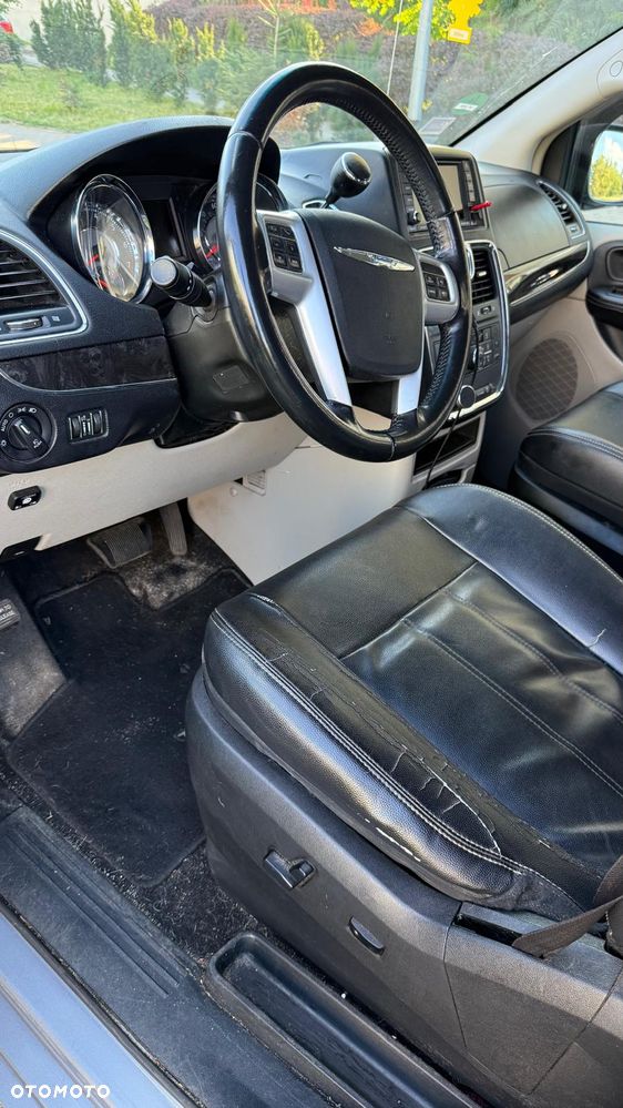 Chrysler Town & Country - 14