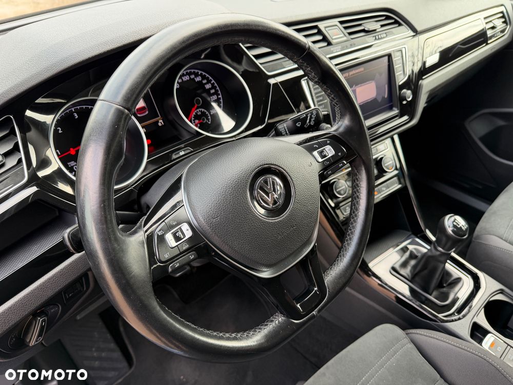 Volkswagen Touran - 22