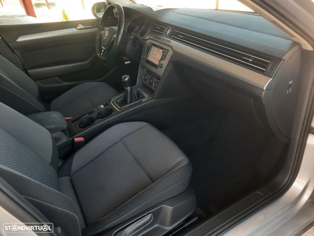 VW Passat 1.6 TDI BlueMotion - 32