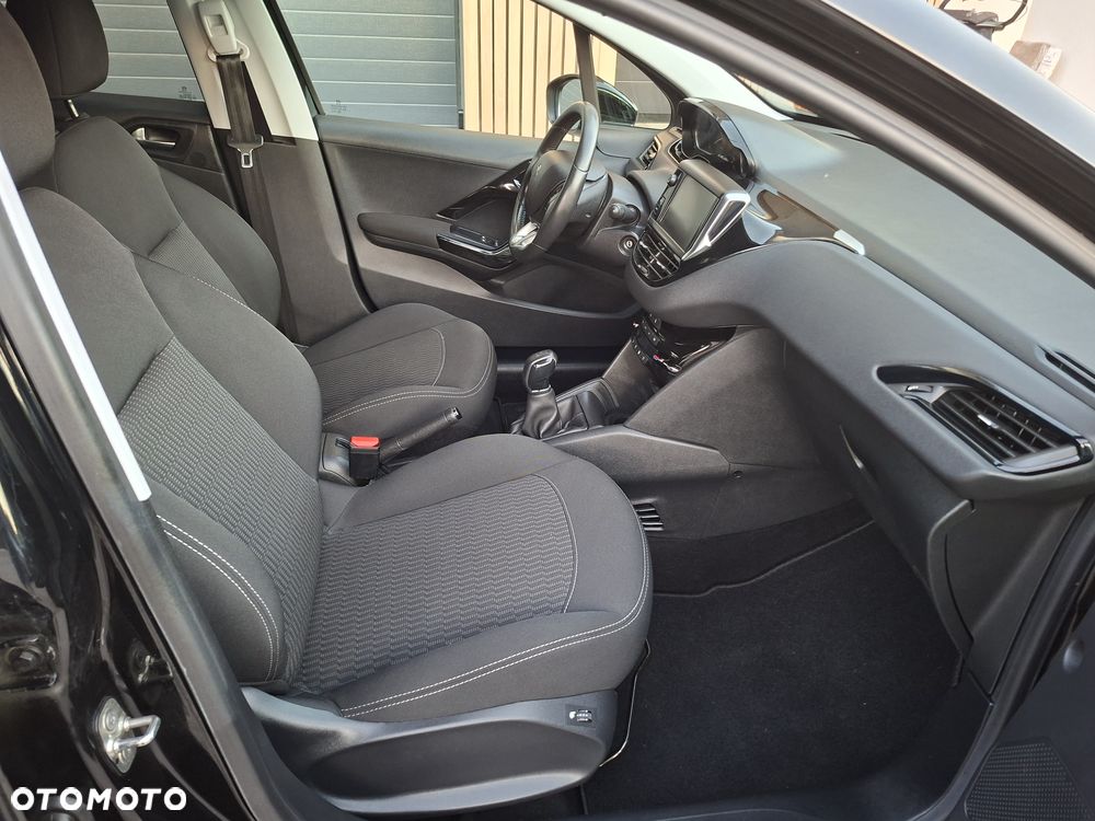 Peugeot 208 - 8