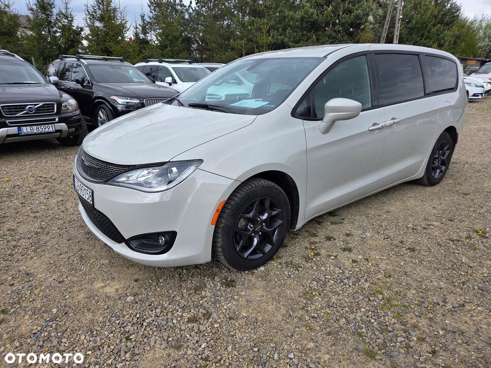 Chrysler Pacifica - 1