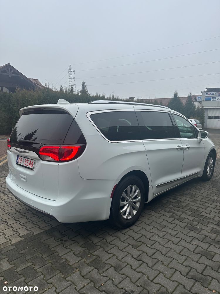 Chrysler Pacifica - 2