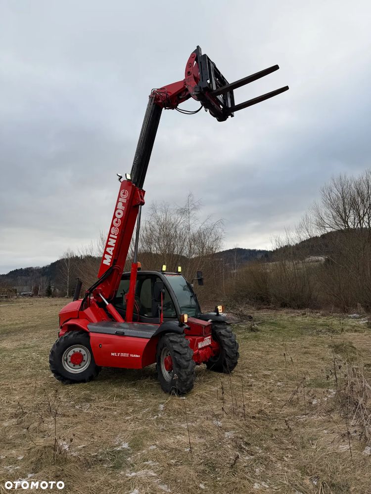 Manitou MLT523  Ładowarka teleskopowa 5m Wysięg 2,3 tony udzwig. Posuw wideł Hydrauliczny oraz rozsuwanie wideł hydr. Szybko-złącze hydrauliczne. 2x kamera PERKINS silnik TURBO  z Komuny Norweskiej! Jak Nowa 4287 mtg Zero luzów wycieków SERWISOWANA w  DEKRA.  Opony jak Nowe. Napęd 4x4 Hydrostatic REWERS - 10