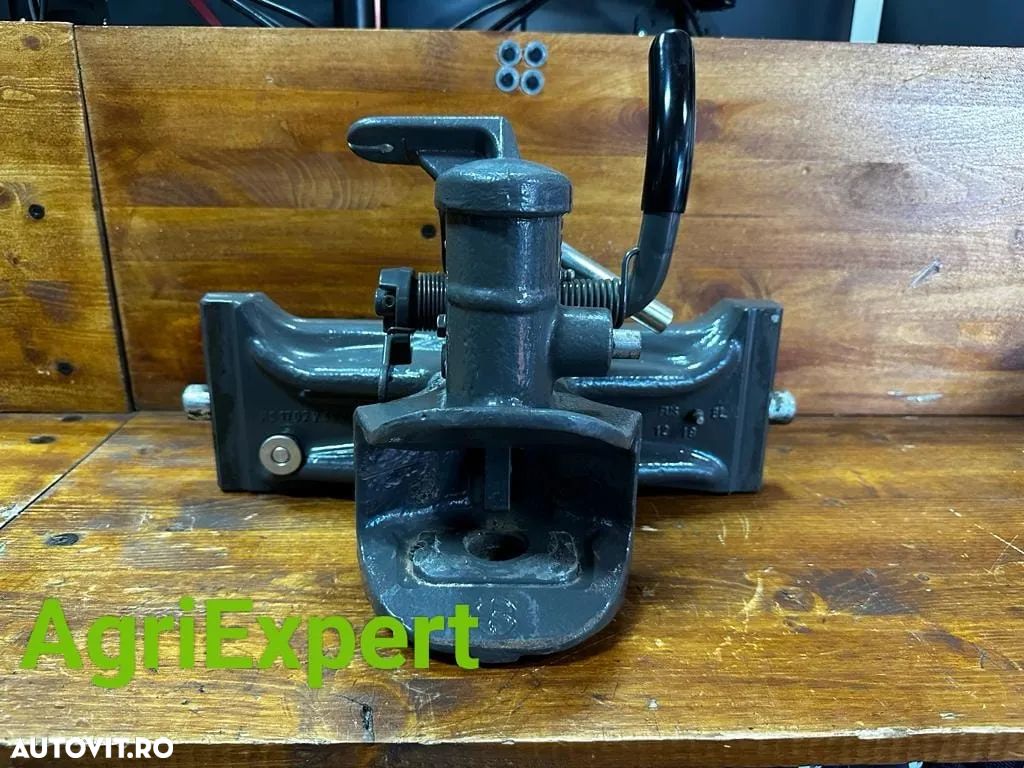 Cupla tractare cu blocare Fendt 700 / 720 / 722 / 724 / 800 / 822 / 824 / 826 / 828 / 924 / 926 / 927 / 930 / 933 / 936 / 939 / 1038 / 1042 / 1046 / 1050 / JOHN DEERE 7215R / 7260R / 7280R / 7200 / 7230 / NEW HOLLAND T7.220 / T7.230 / T7.235 / T7.245 / T7.250 / T7.260 / T7.290 / T7.315 / T7 AUTOCOMMANDAND / T7.220 Autocommand / T7.230 Autocommand / T7.235 Autocommand / T7.245 Autocommand / T7.250 Autocommand / T7.260 Autocommand / T7.260 Autocommand / T7.270 Autocommand / T7.270 Autocommand / DEUTZ-FAHR / CASE IH/ CLAAS - 1