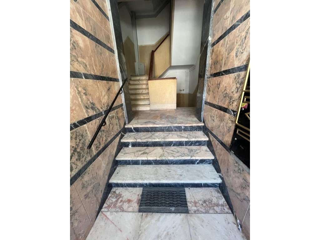 Apto T2+1 Totalmente Remodelado, RC Alto, Acesso Fácil Sem Escadas ... - Grande imagem: 2/17