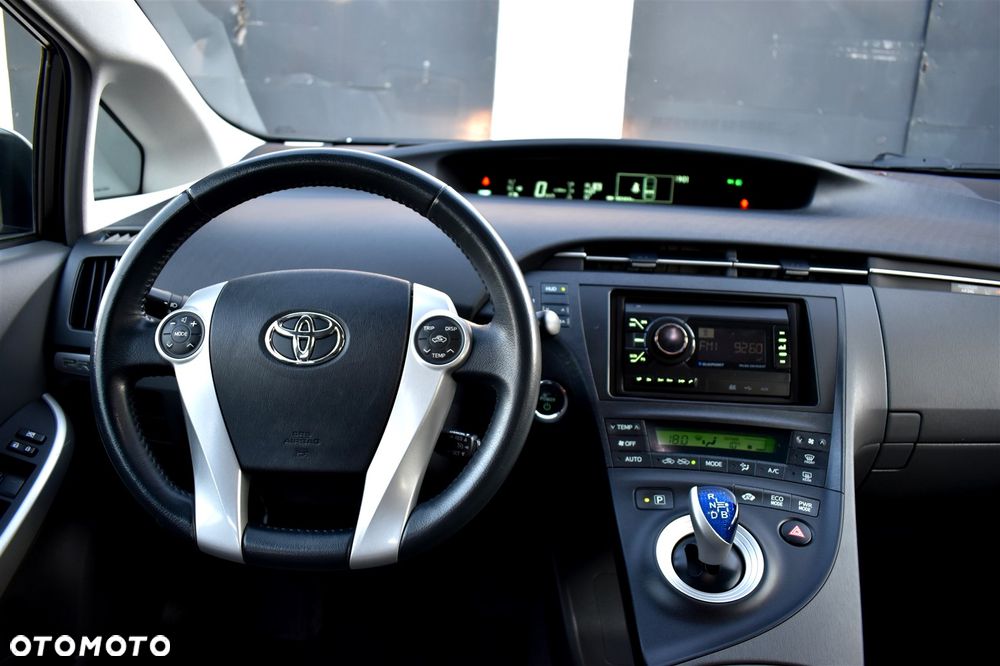 Toyota Prius (Hybrid) Executive - 25