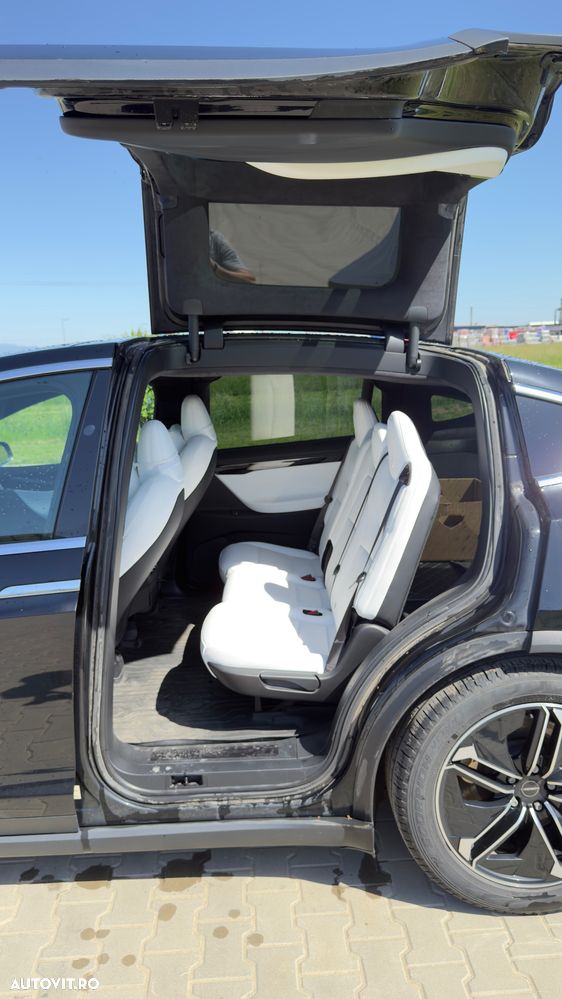 Tesla Model X - 15