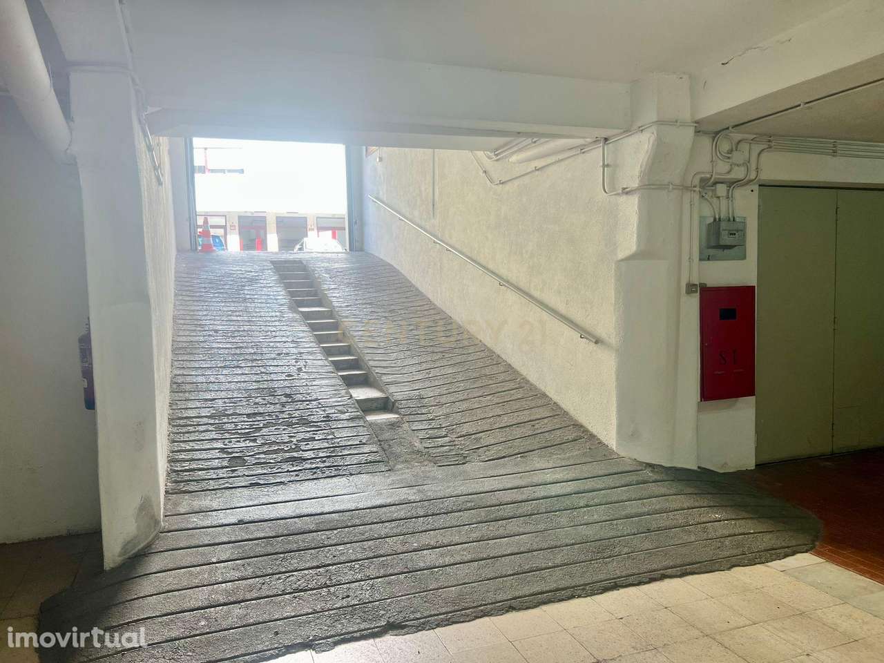 Garagem com wc e bancada cozinha Venteira - Rua Bernardim Ribeiro - Grande imagem: 3/18