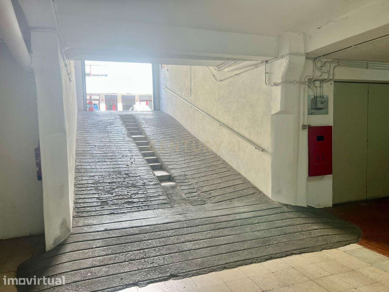 Garagem com wc e bancada cozinha Venteira - Rua Bernardim Ribeiro - Grande imagem: 3/18