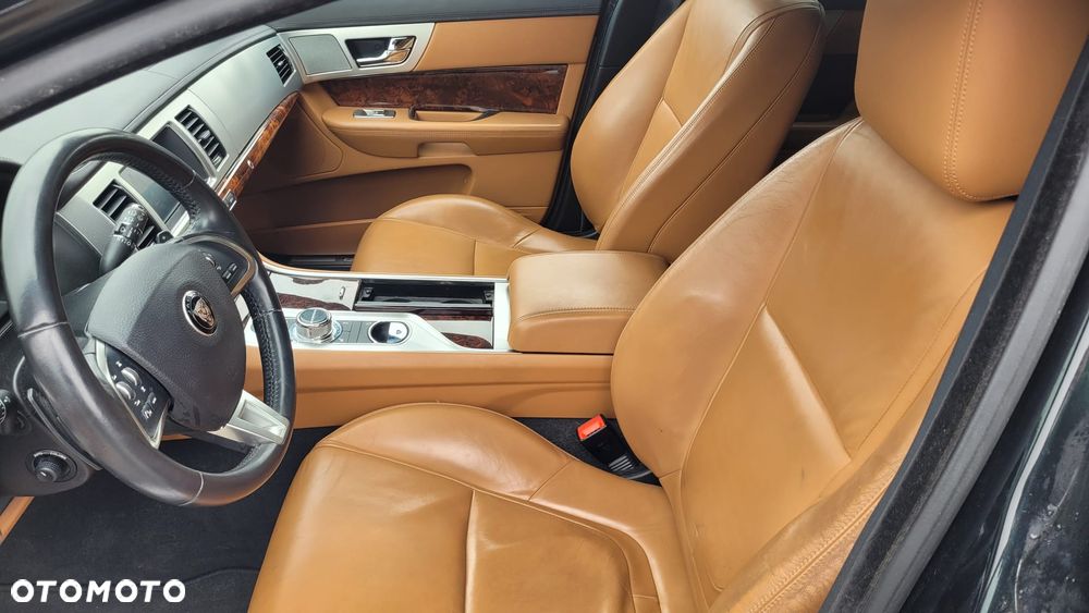 Jaguar XF 2.2 D Premium Luxury - 9