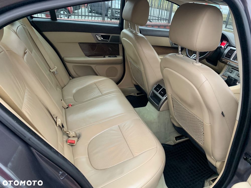 Jaguar XF 2.7 V6 Premium Luxury - 31