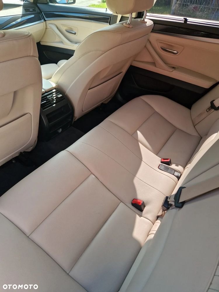 BMW Seria 5 525d xDrive - 9