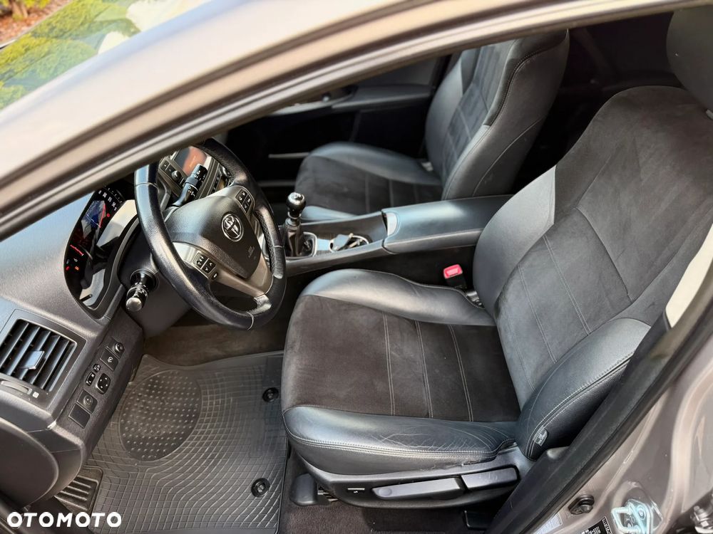 Toyota Avensis 2.0 D-4D Premium - 11