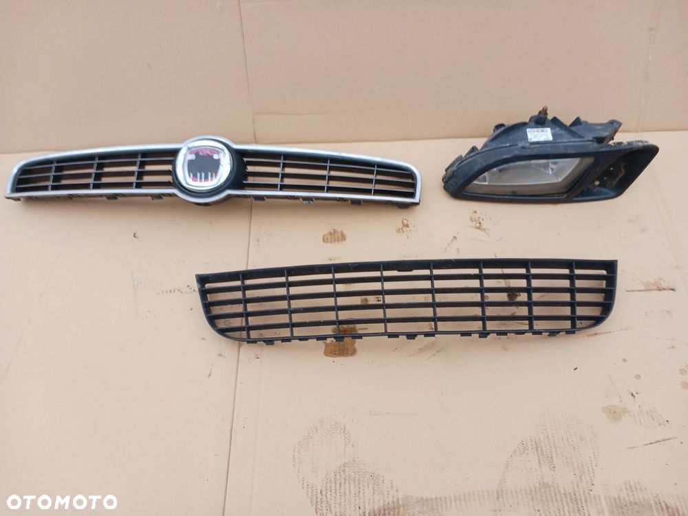 Lampa przednia przeciwmgielna Halogen Lewa 00051775550 Fiat Bravo II 2007-2010 Atrapa kratka zderzaka środkowa